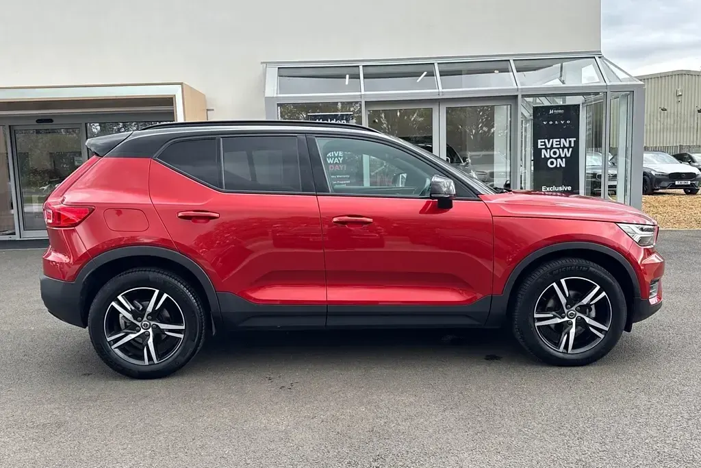 Used Volvo XC40 R-Design 161 HP (118 kW) 2022 Red SUV