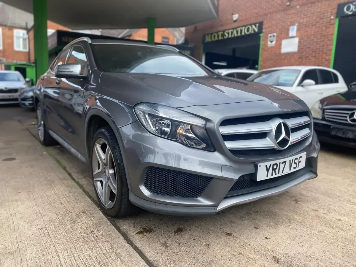 Usado Mercedes GLA200 AMG line 136 HP (100 kW) 2017 Cinzento SUV