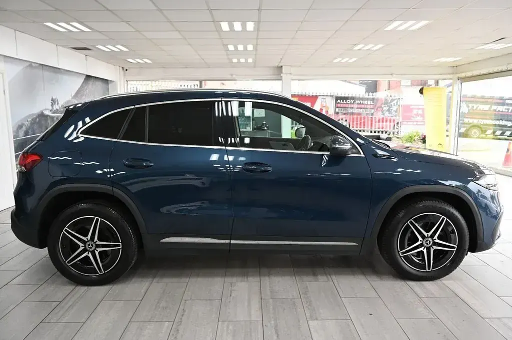 Begagnad Mercedes EQA250 AMG line 139 kW (190 HK) 2022 Blå SUV