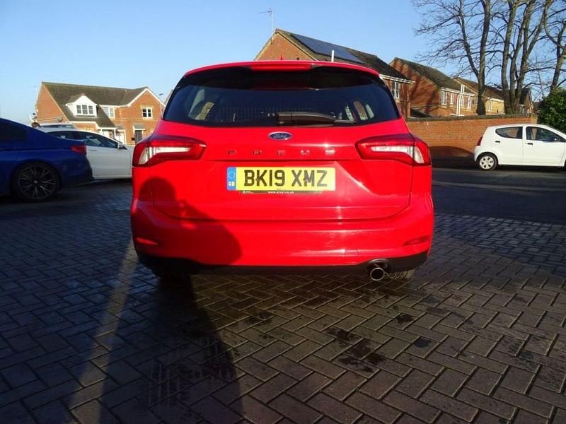 Used Ford Focus Zetec 120 HP (88 kW) 2019 Red Estate