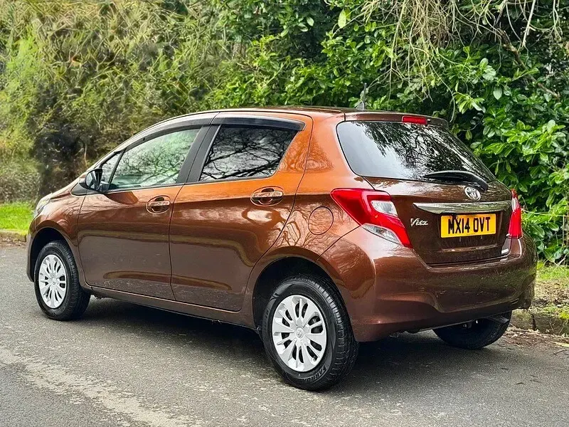 Used Toyota Yaris Multidrive S 99 HP (72 kW) 2014 Brown Hatchback