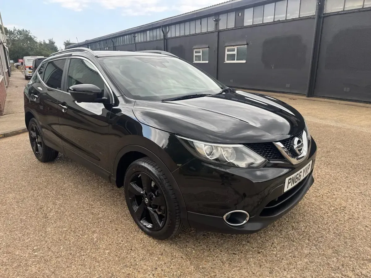 Used Nissan Qashqai N-Connecta 115 HP (84 kW) 2016 Black SUV