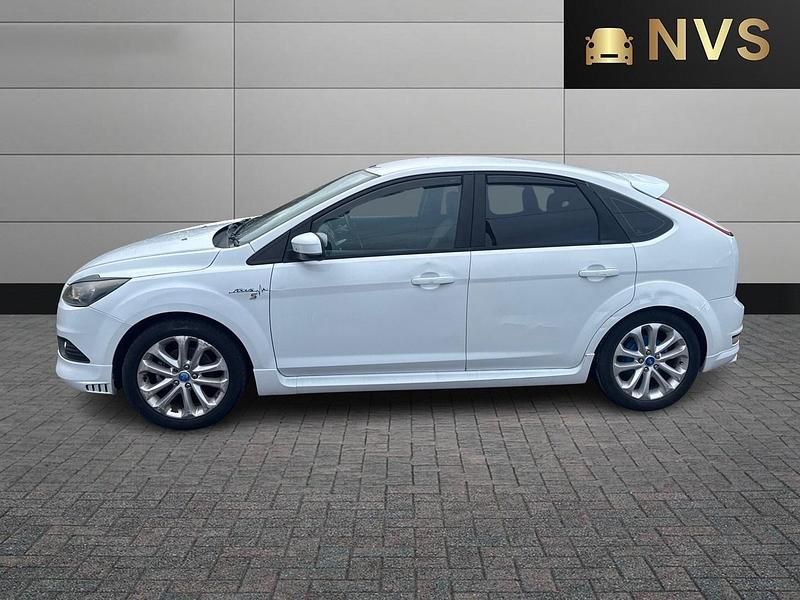 Used Ford Focus Zetec 2011 White Hatchback