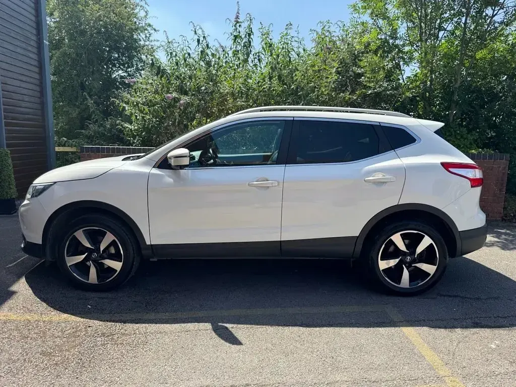 Used Nissan Qashqai N-Vision 115 HP (84 kW) 2017 White SUV