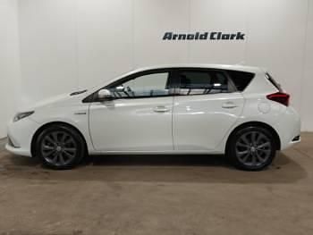 Used Toyota Auris Hybrid 136 HP (100 kW) 2018 White Hatchback