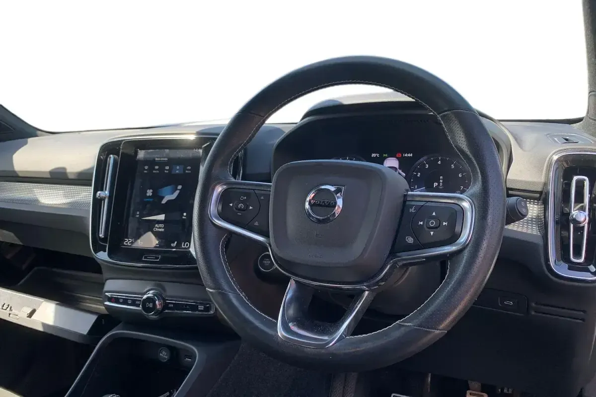 Used Volvo XC40 R-Design Pro 197 HP (144 kW) 2021 White SUV