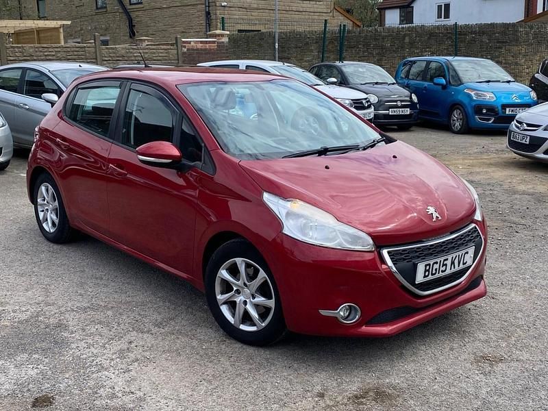 Used Peugeot 208 Active 68 HP (50 kW) 2015 Red Hatchback