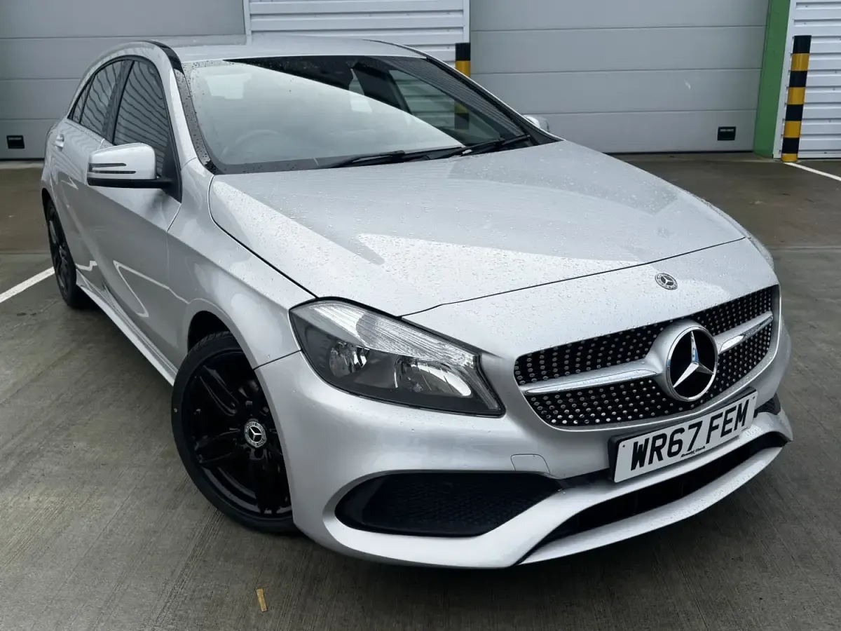 Begagnad Mercedes A180 AMG line 2017 Silver Halvkombi