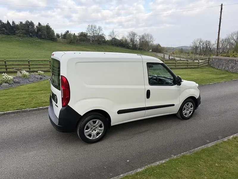 Used Fiat Doblò 105 HP (77 kW) 2018 White MPV