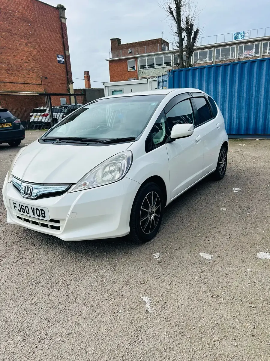 Used Honda Jazz Hybrid 100 HP (73 kW) 2010 White Hatchback