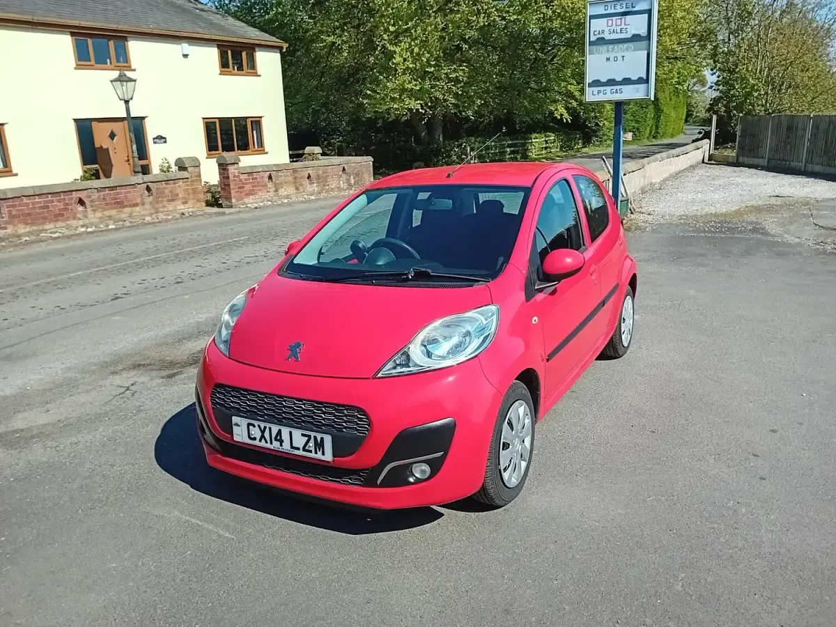 Used Peugeot 107 Active 68 HP (50 kW) 2014 Red Hatchback