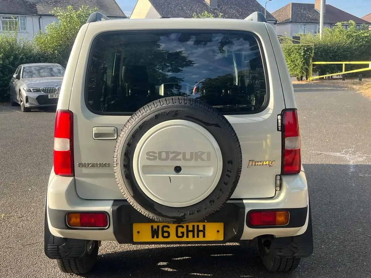 Used Suzuki Jimny SZ4 85 HP (62 kW) 2016 White SUV