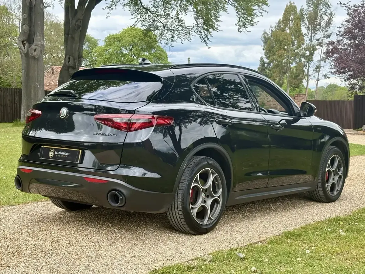 Begagnad Alfa Romeo Stelvio Sprint 200 HK (147 kW) 2022 Svart SUV