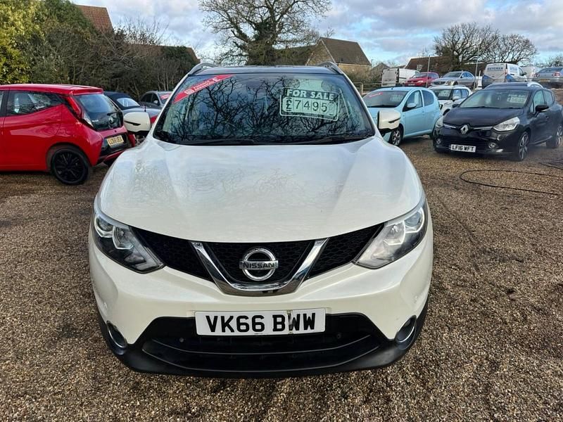 Used Nissan Qashqai N-Connecta 110 HP (80 kW) 2016 White SUV