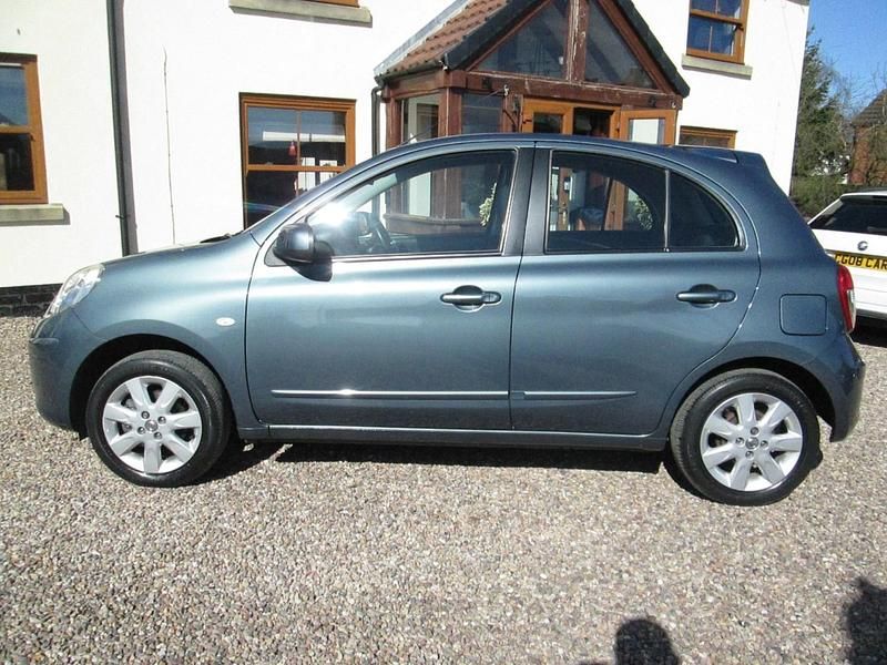Begagnad Nissan Micra Acenta 2011 Silver Halvkombi