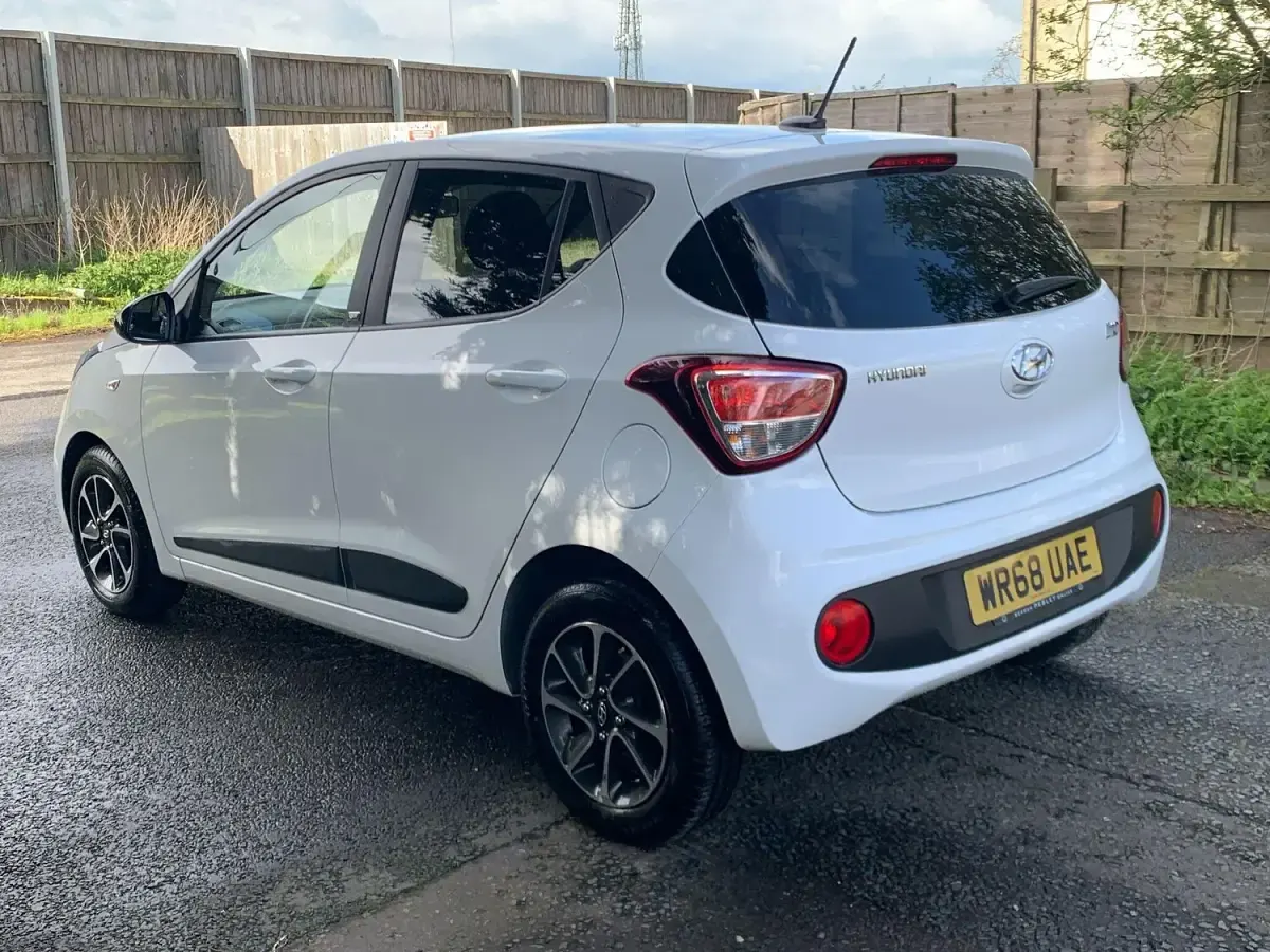 Used Hyundai i10 GO! 67 HP (49 kW) 2018 White Hatchback