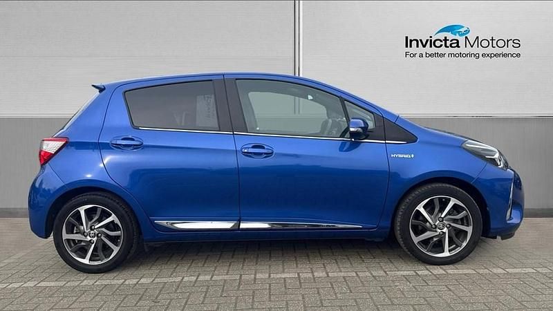 Used Toyota Yaris Hybrid 2017 Blue Hatchback