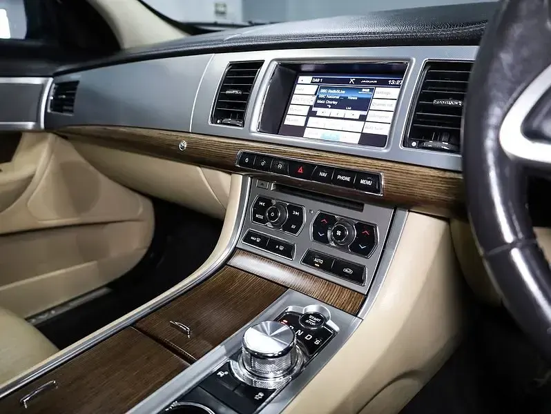 Gebraucht Jaguar XF Luxury 163 PS (119 kW) 2014 Blau Limousine