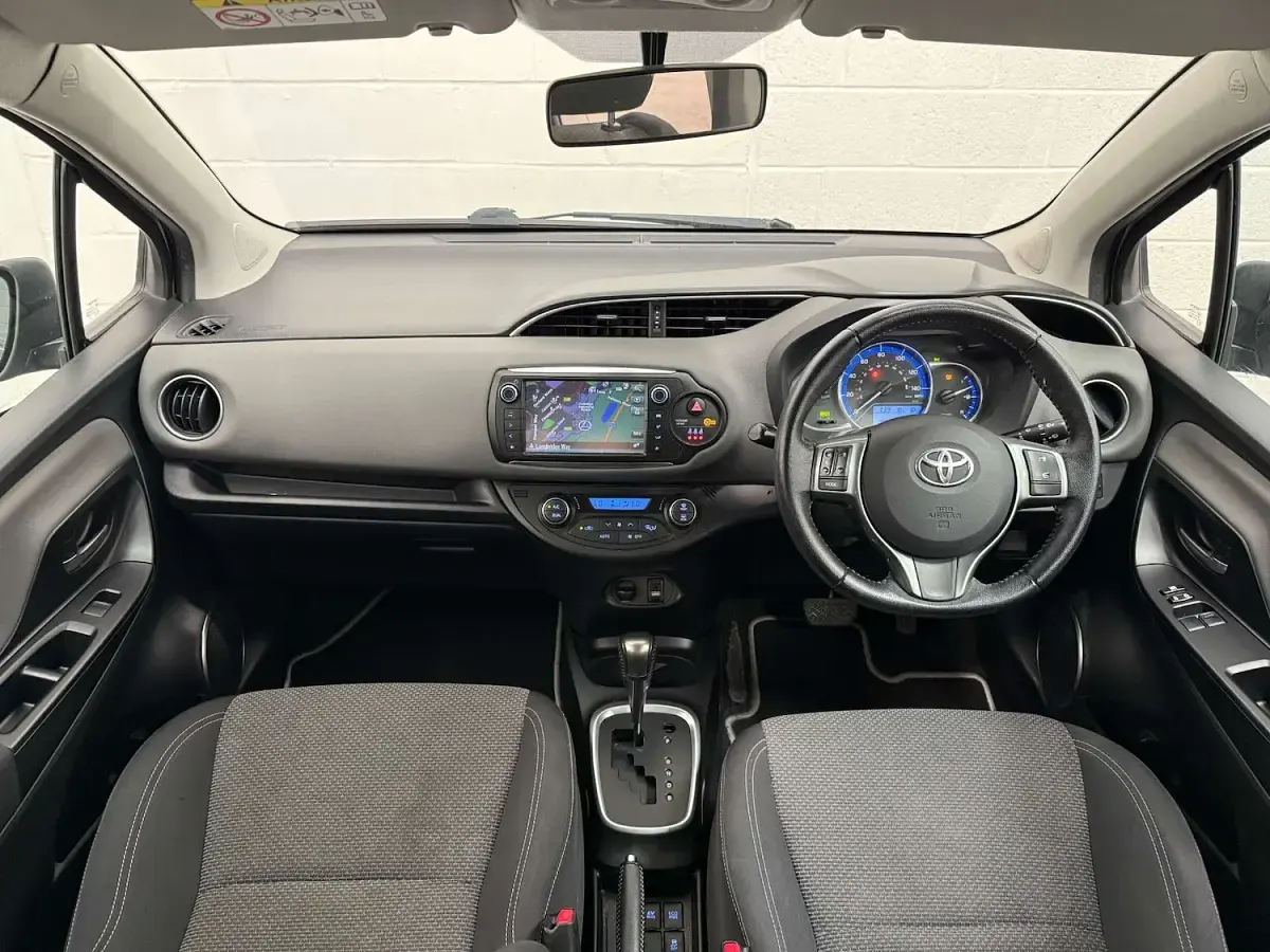 Used Toyota Yaris 101 HP (74 kW) 2015 Bronze Hatchback