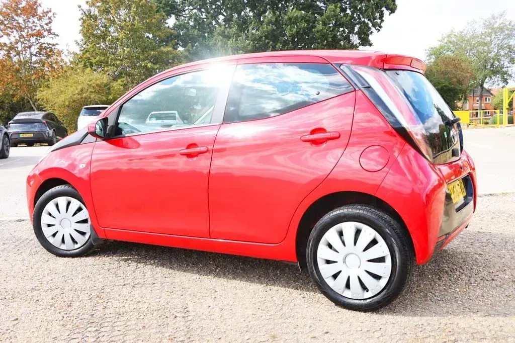 Used Toyota Aygo X-play 69 HP (50 kW) 2016 Red Hatchback