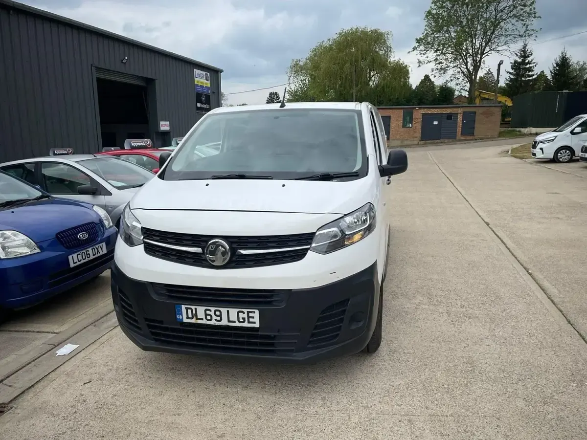 Usado Vauxhall Vivaro Edition 120 HP (88 kW) 2020 Branco Monovolume