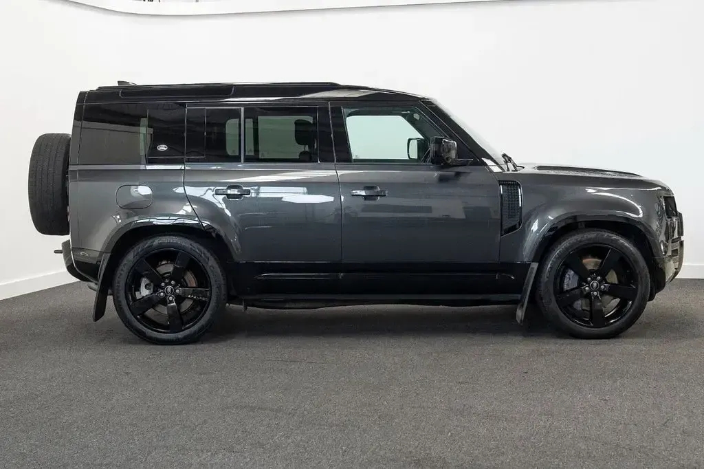 Used Land Rover Defender HSE Dynamic 300 HP (220 kW) 2021 Grey SUV