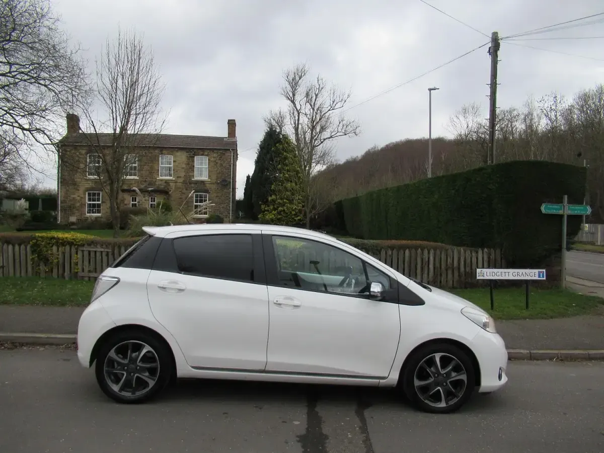 Used Toyota Yaris Trend 99 HP (72 kW) 2013 White Hatchback