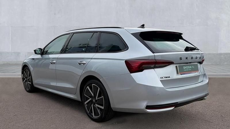 Usado Skoda Octavia SportLine 150 CV (110 kW) 2025 Plateado