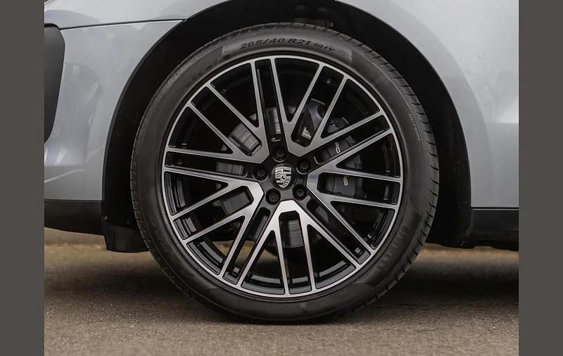 Used Porsche Macan 261 HP (191 kW) 2023 Silver SUV