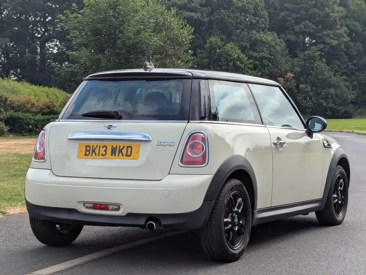 Used Mini Cooper Hatch 122 HP (89 kW) 2013 White Hatchback