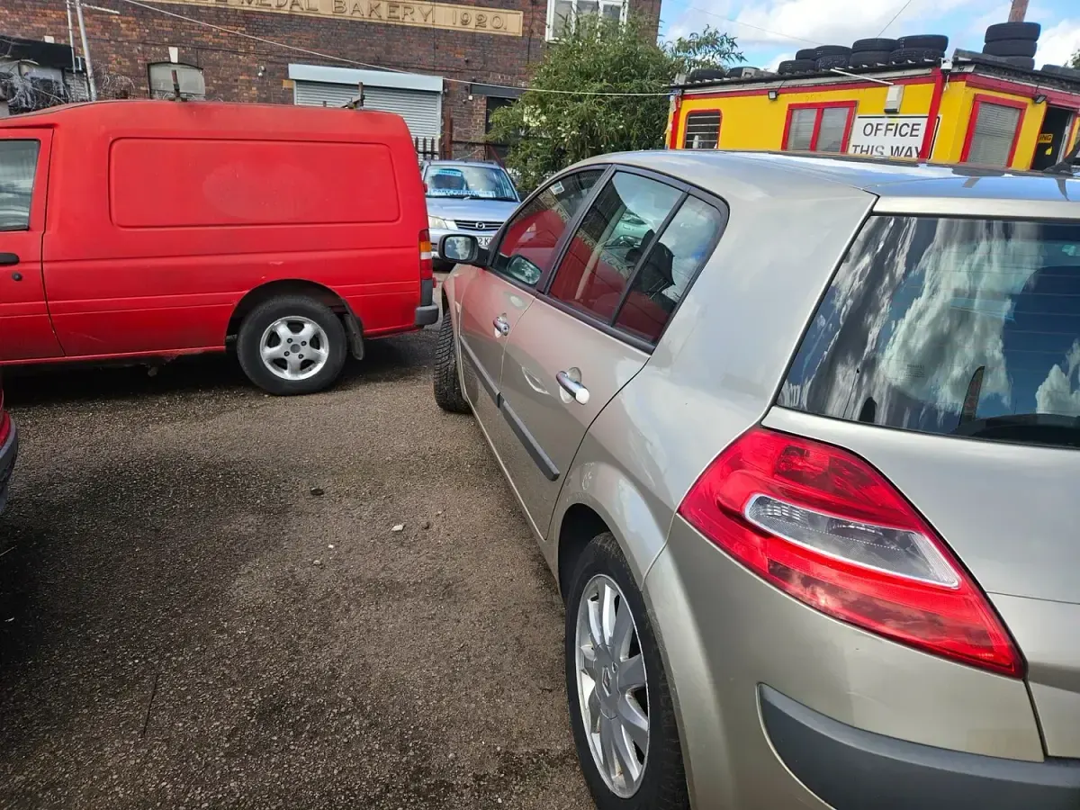 Used Renault Mégane II Dynamique 112 HP (82 kW) 2007 Gold Hatchback