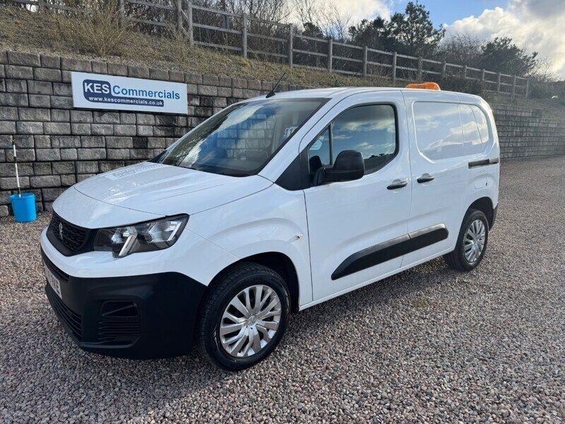 White Used 2021 Peugeot Partner MPV | £9,995 (Good price) - Image 1/4