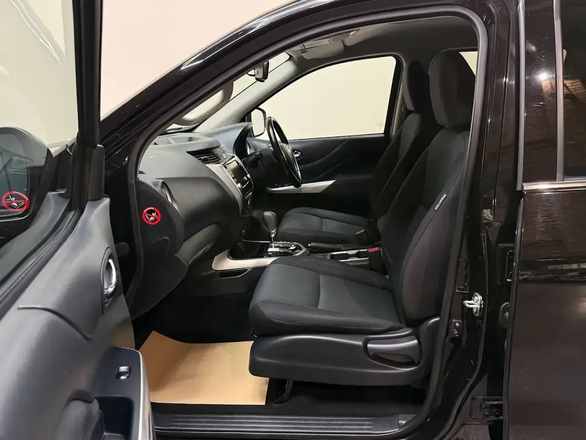 Used Nissan Navara N-Connecta 190 HP (139 kW) 2021 Black Pickup
