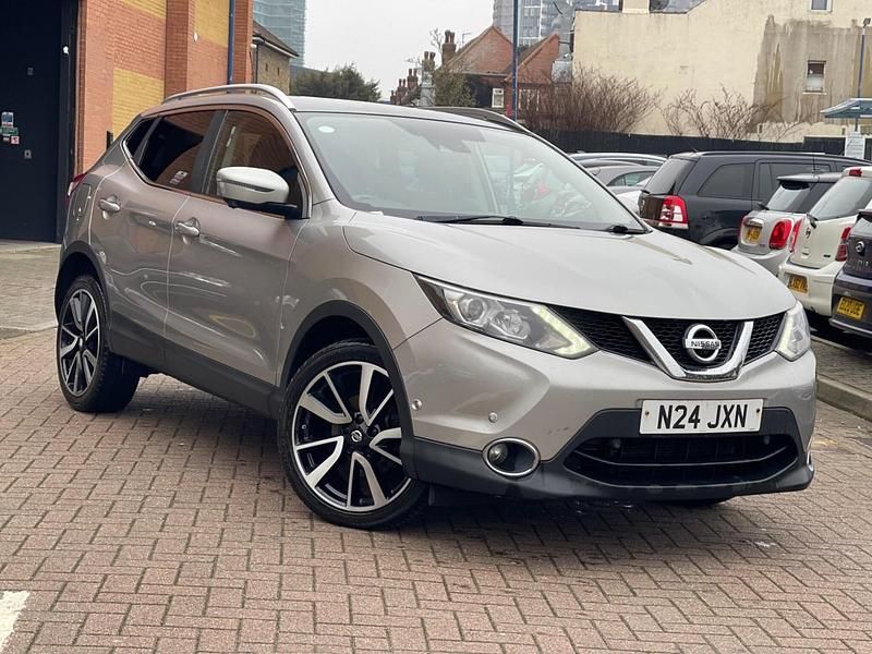 Used Nissan Qashqai Tekna 115 HP (84 kW) 2015 Silver SUV