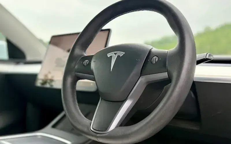 Używany Tesla Model Y Long Range AWD 286 kW (389 KM) 2025 SUV
