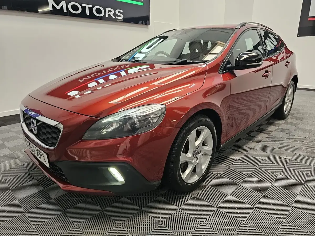 Used Volvo V40 2013 Red Hatchback