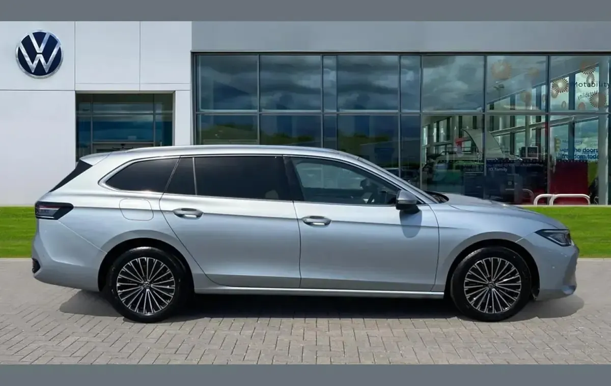Used VW Passat Elegance 267 HP (196 kW) 2025 Silver Estate