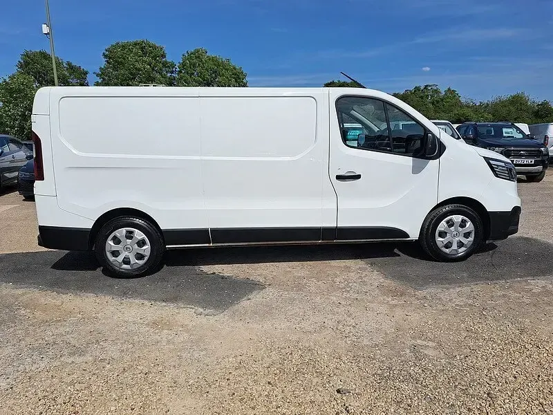 Used Renault Trafic 2023 Glacier white