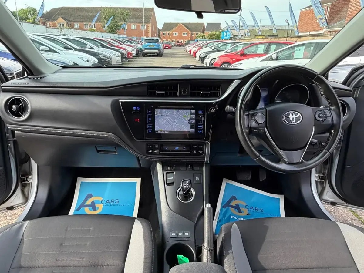 Used Toyota Auris Hybrid Design 136 HP (100 kW) 2016 Silver Hatchback