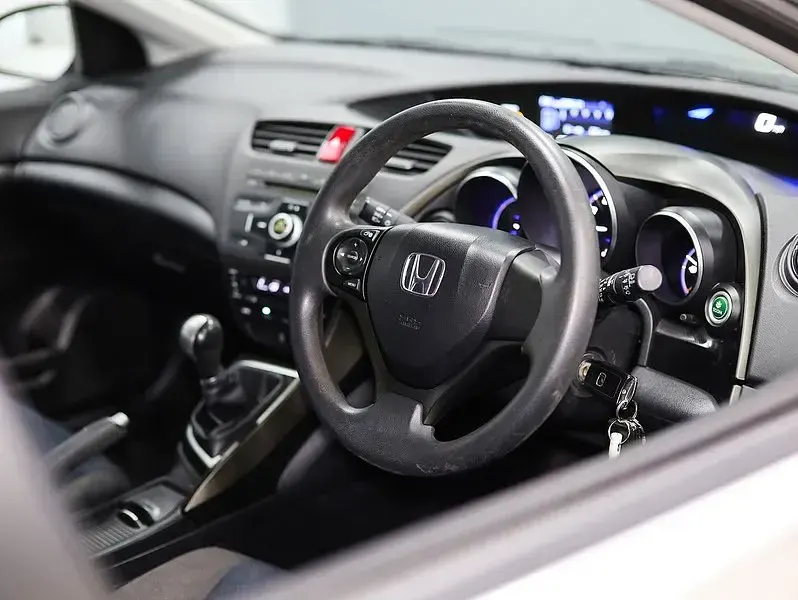 Used Honda Civic SE 100 HP (73 kW) 2013 Silver Hatchback
