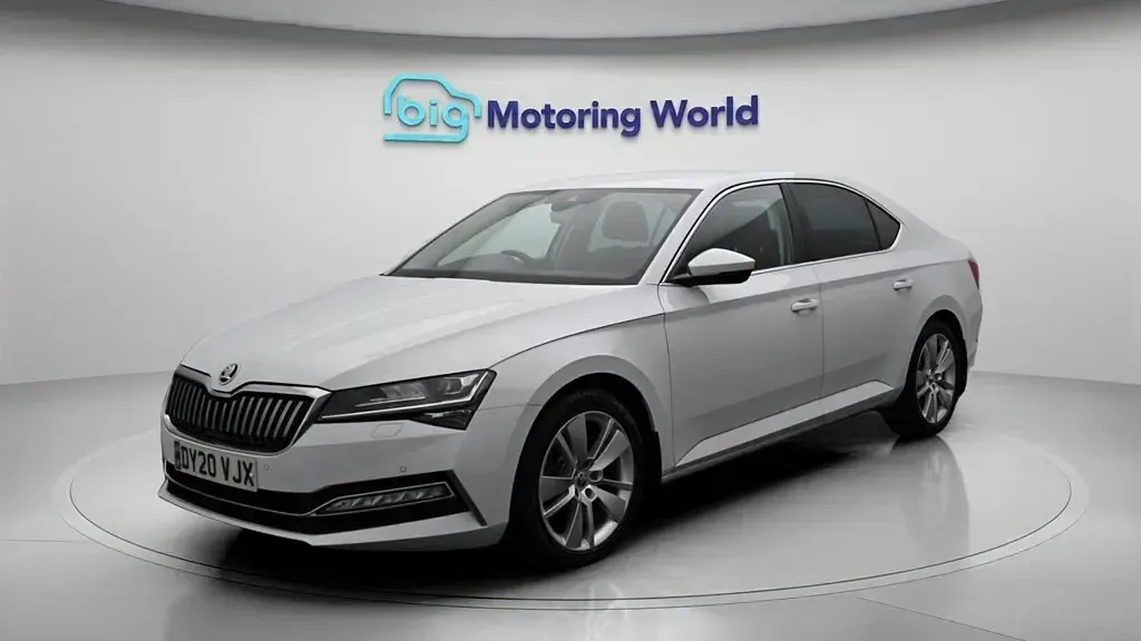 Gebraucht Skoda Superb Dynamic 218 PS (160 kW) 2020 Weiß Kleinwagen