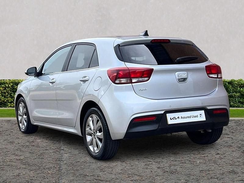 Begagnad Kia Rio 2023 Silver Halvkombi