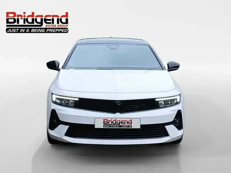Used Vauxhall Astra GS Line 130 HP (95 kW) 2022 White Hatchback