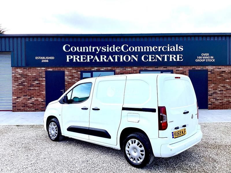 Second-hand Vauxhall Combo Sportive 100 CP (73 kW) 2019 Alb Monovolum