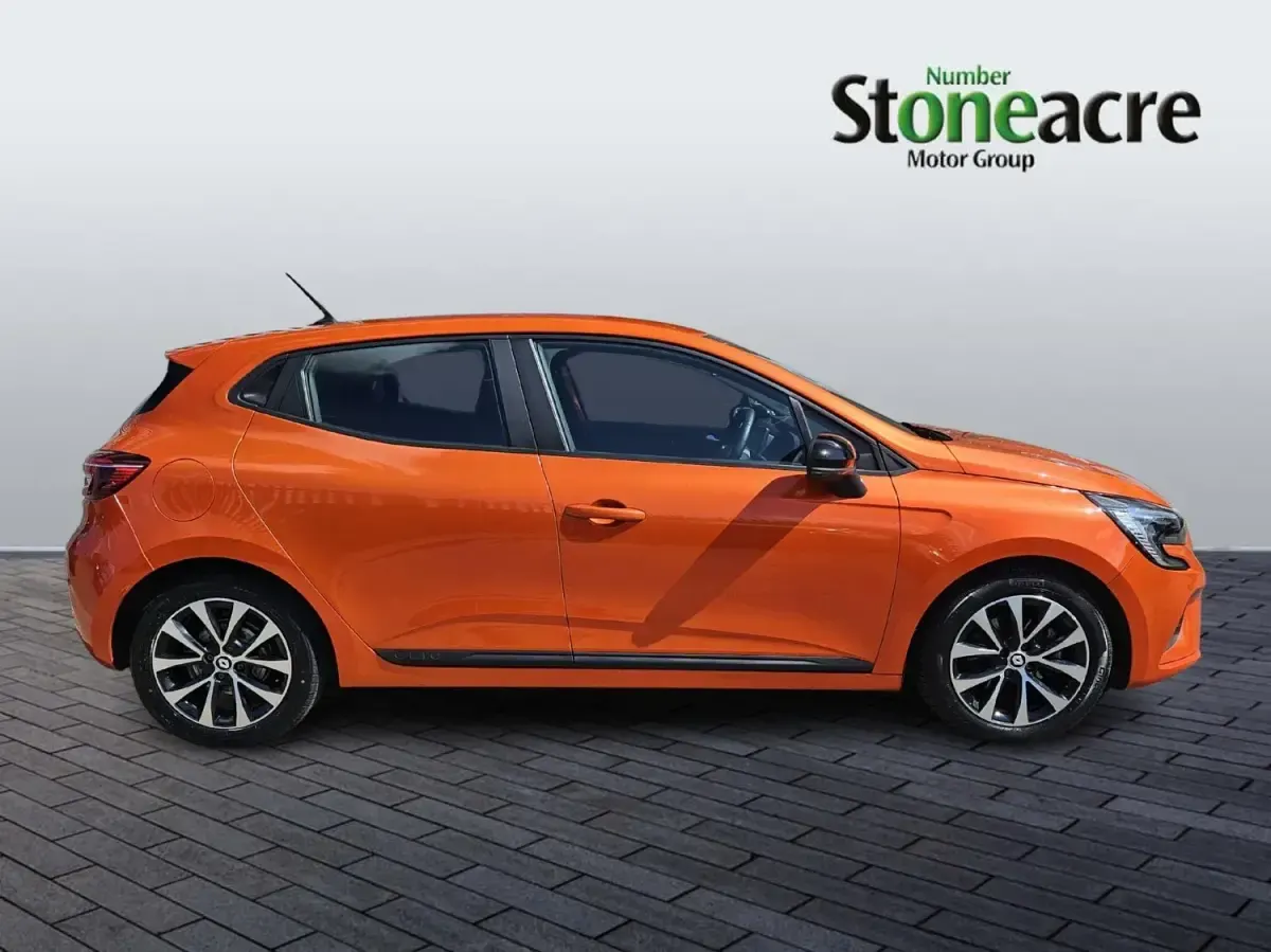 Used Renault Clio V Evolution 143 HP (105 kW) 2023 Orange Hatchback