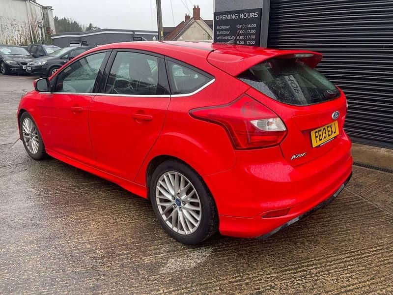 Used Ford Focus Zetec 115 HP (84 kW) 2013 Red Hatchback