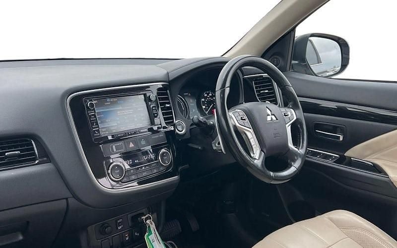 Begagnad Mitsubishi Outlander P-HEV 203 HK (149 kW) 2016 Grå Kombi