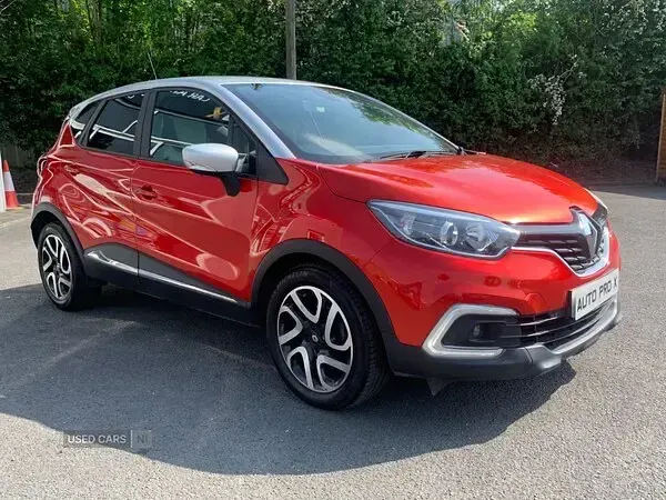 Used Renault Captur Iconic 90 HP (66 kW) 2018 Red/silver SUV