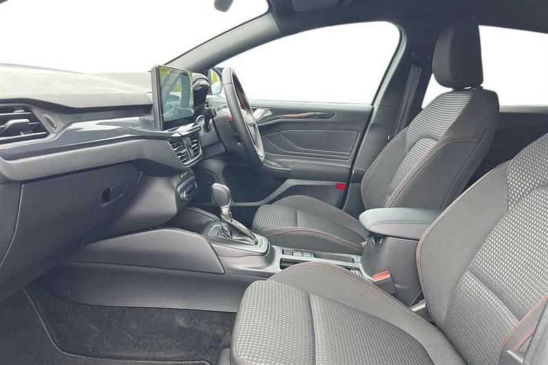 Used Ford Focus ST-Line 155 HP (114 kW) 2025 Moondust silver Estate