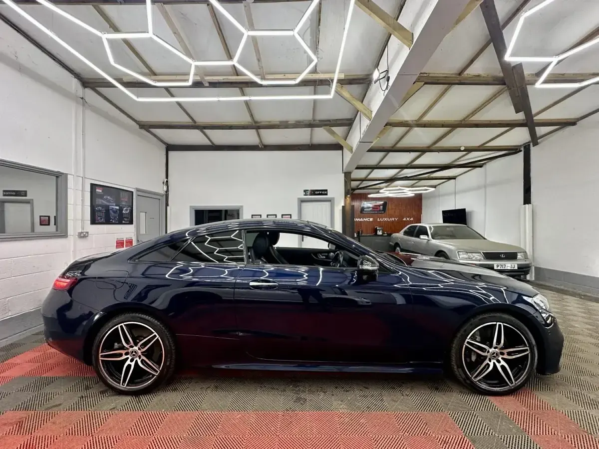 Usado Mercedes E400 AMG Line Premium Plus 2017 Azul Coupé